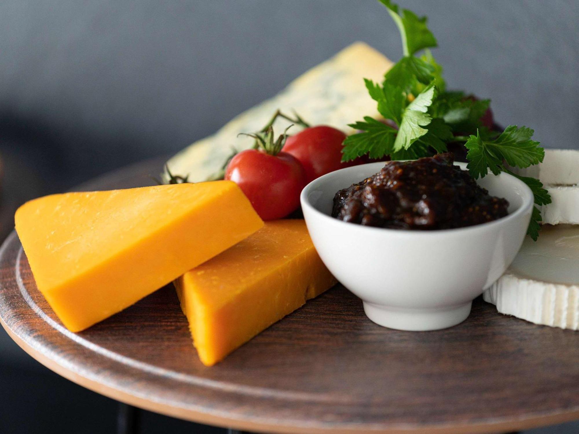 Sofitel London Gatwick Hotel Horley Exterior foto Cheese